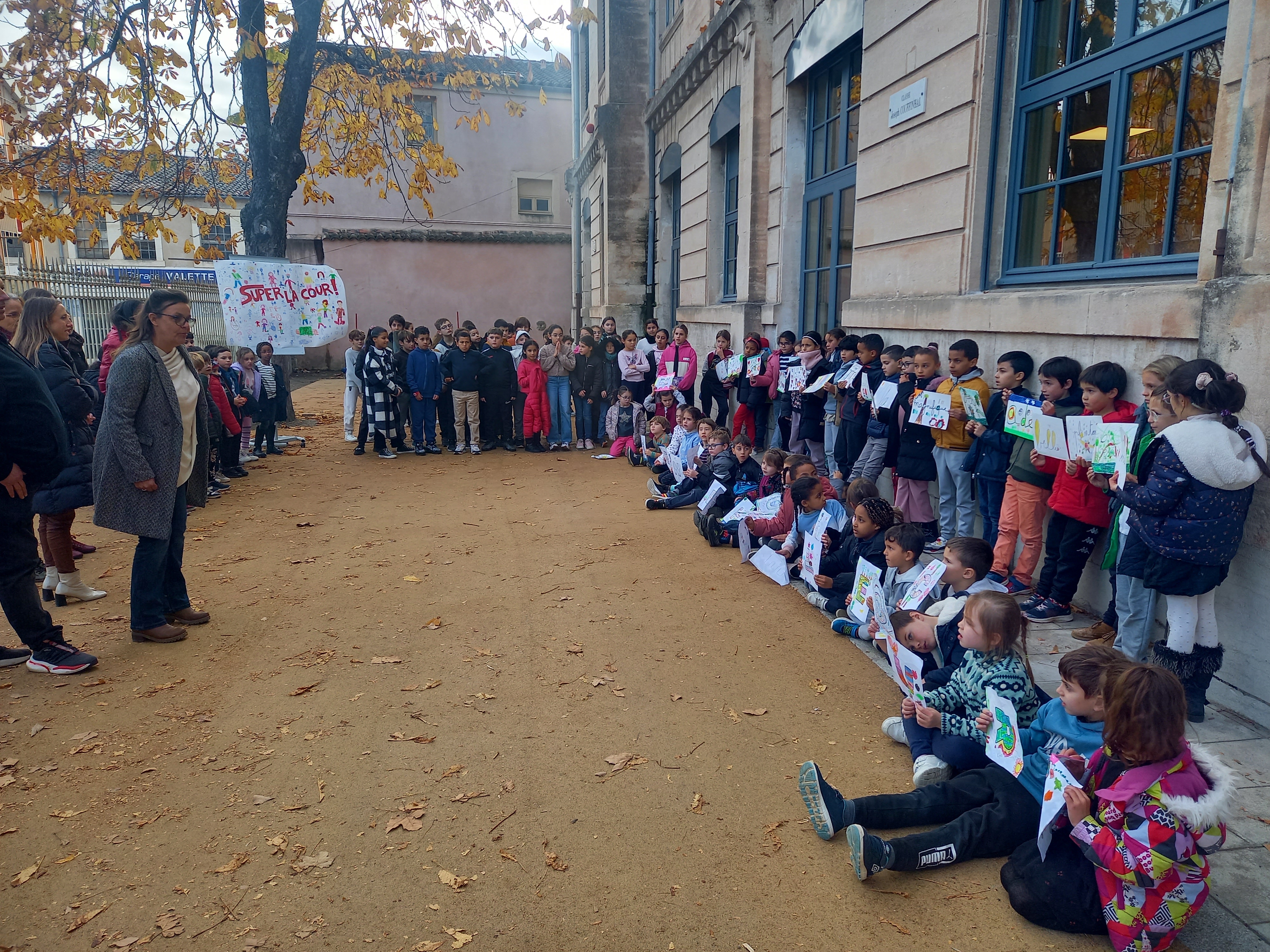 LES ELEVES DE CESAR-VINAS HEUREUX DE LEUR NOUVELLE COUR