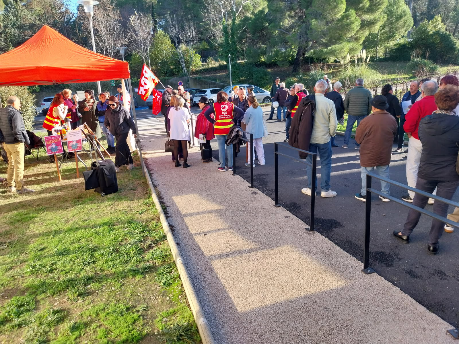 LE PERSONNEL DE L'HOPITAL DE CLERMONT EN GREVE LE PERSONNEL DE L'HOPITAL DE CLERMONT EN GREVE