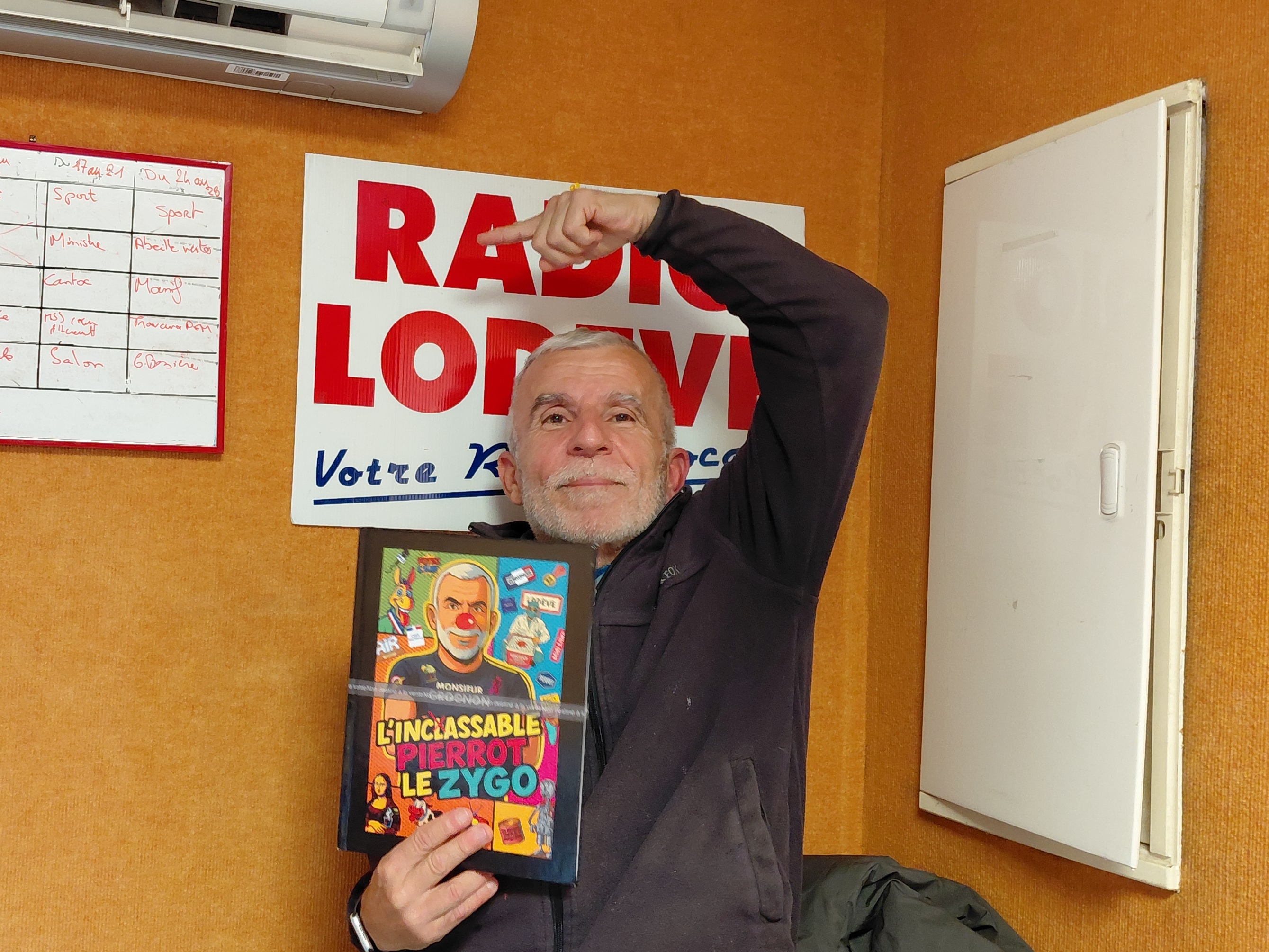 PIERROT LE ZYGO SORT SON LIVRE L'INCLASSABLE