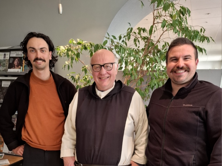 les-compagnons-du-sens-accueillent-des-vignerons